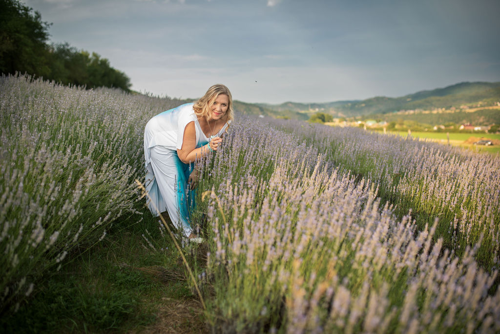 Míla Hlávková na houpačce